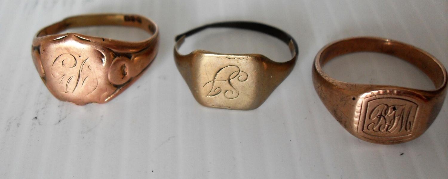 Three gents' 9ct yellow gold signet rings, one damaged, 10.93g (3)