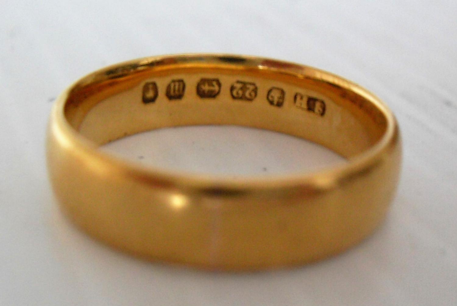 A Victorian 22ct yellow gold wedding band, Birmingham, 1886, 5.36g. size L1/2