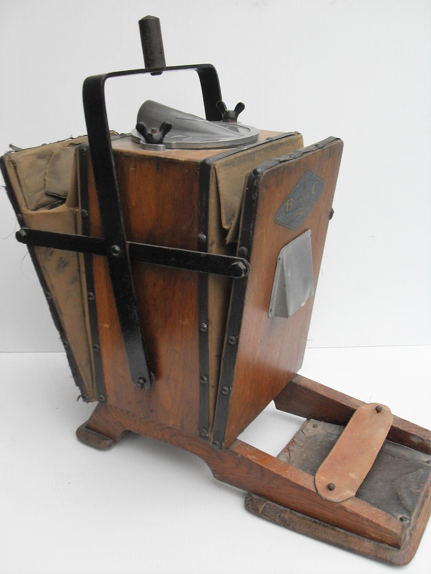 An early 20th century manual BVC vacuum cleaner - Bild 3 aus 4