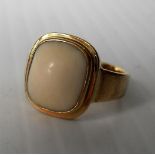 An early 20th century 18ct yellow gold dress ring with ivory inset, 5.626, size H