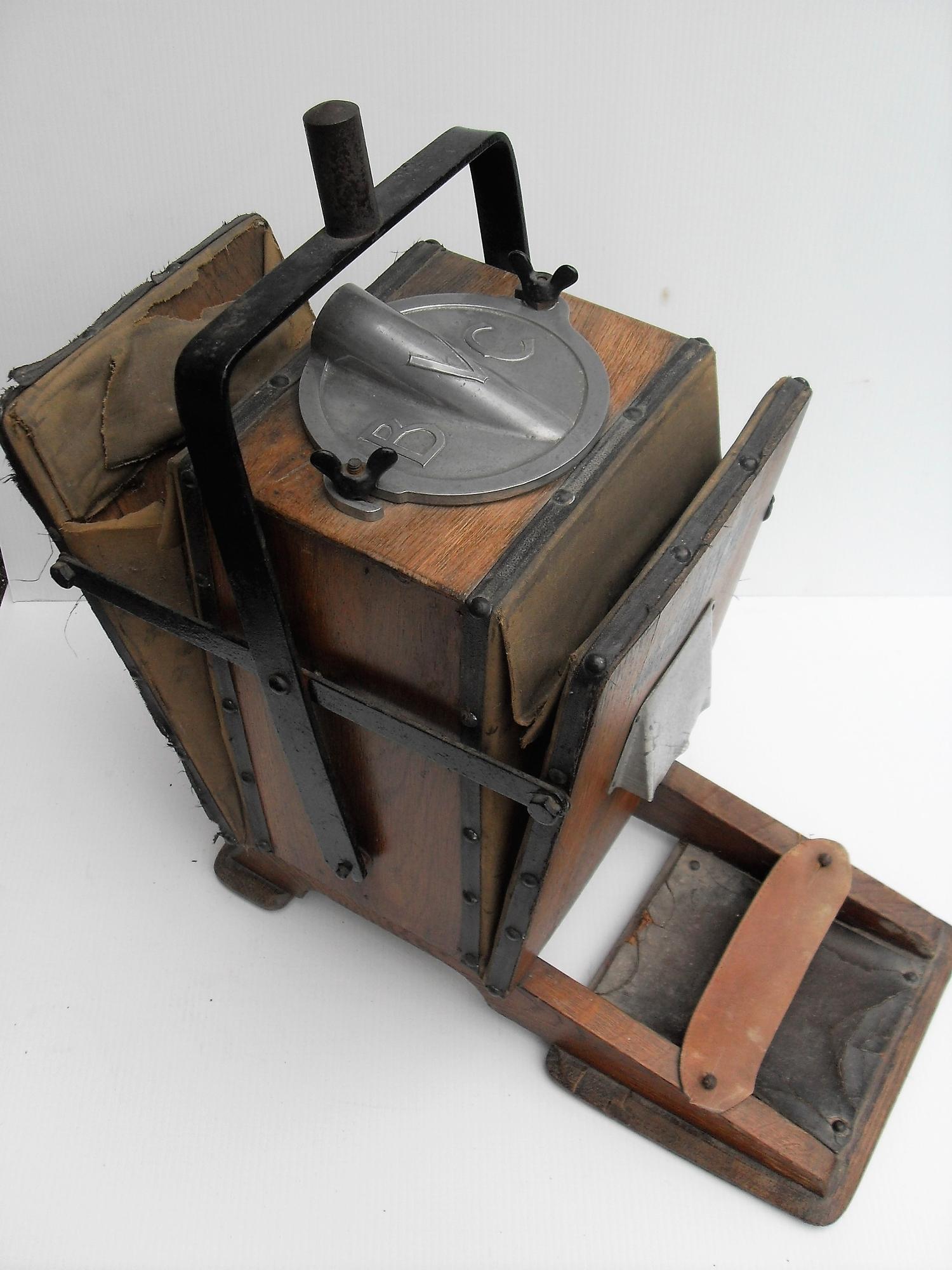 An early 20th century manual BVC vacuum cleaner - Bild 2 aus 4