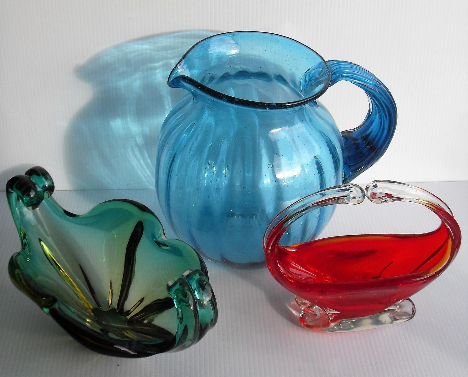 Two Murano sommerso freeform bowls, a tall vase 46 cm H and a turquoise glass vase, 23 cm H, without