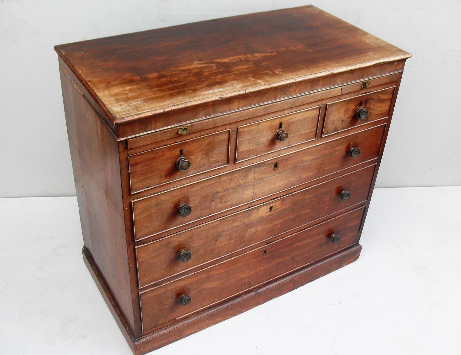 A Regency mahogany bachelor's chest of drawers with shaped top, brushing slide, three short and - Bild 2 aus 3