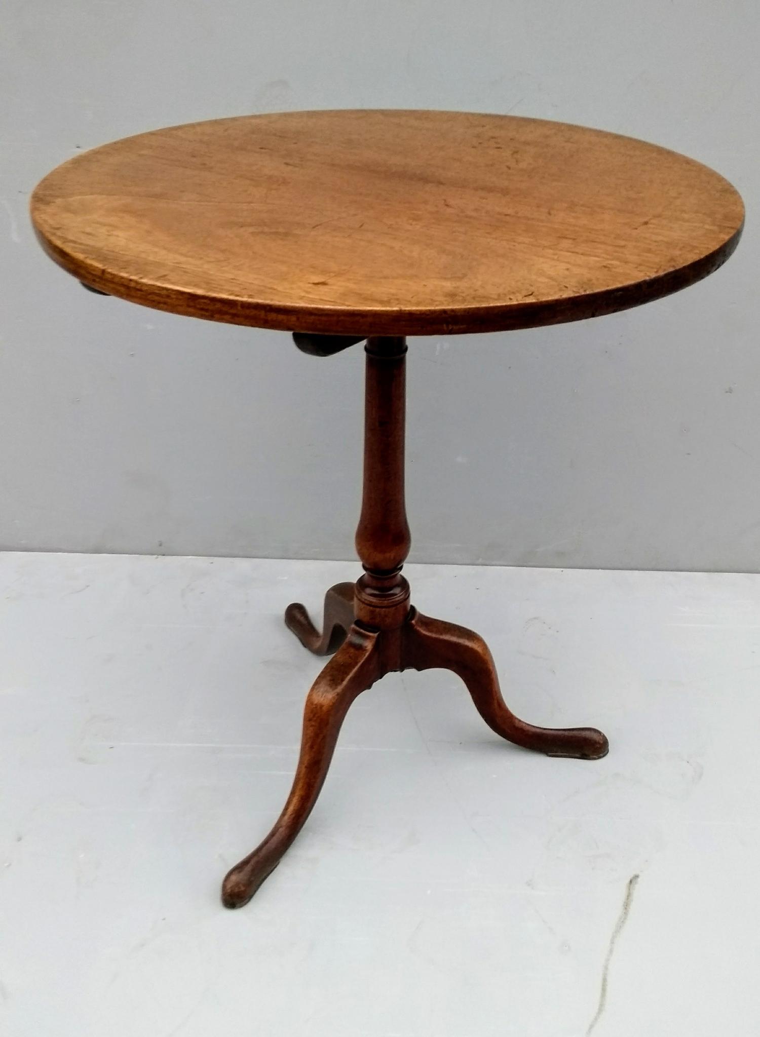 A Georgian mahogany circular tripod table, 70 H x 61 cm diameter