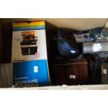 A mixed lot of assorted vintage cameras to include Polaroid, Olympus etc.