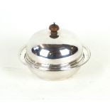 An Edward VII hallmarked silver muffin dish and cover Of plain form, with internal detachable tray,