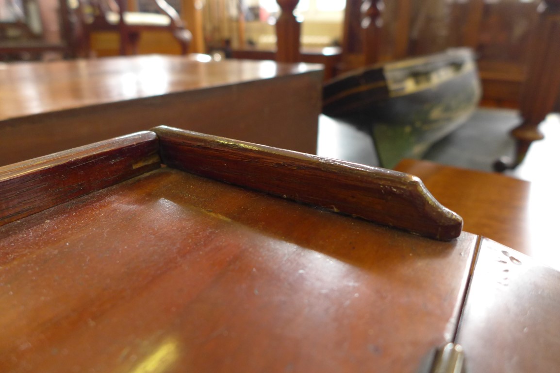 An Edwardian inlaid mahogany travelling writing slope With brown leather effect slope, - Bild 3 aus 6