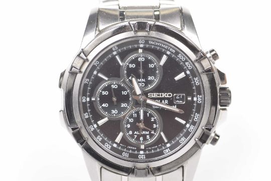 Seiko: A gents analogue quartz solar bracelet watchChronograph, ,  no. 302593, with box an