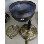A hammered copper circular jardiniere, together with a brass kettle and accompanying trivet,