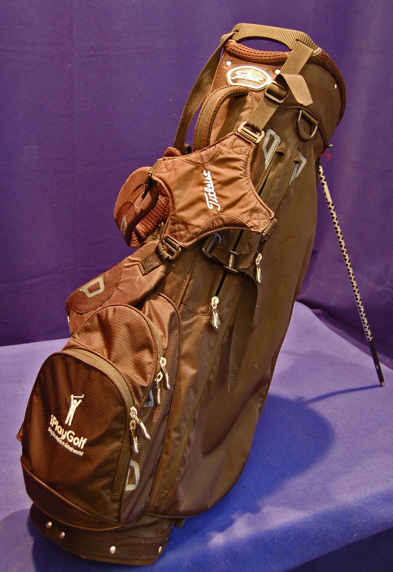 A TITLEIST Lightweight Golf Stand Bag with 4-Way Top, Six Pockets, Rain Hood & EAZI Strap Back- - Image 2 of 2