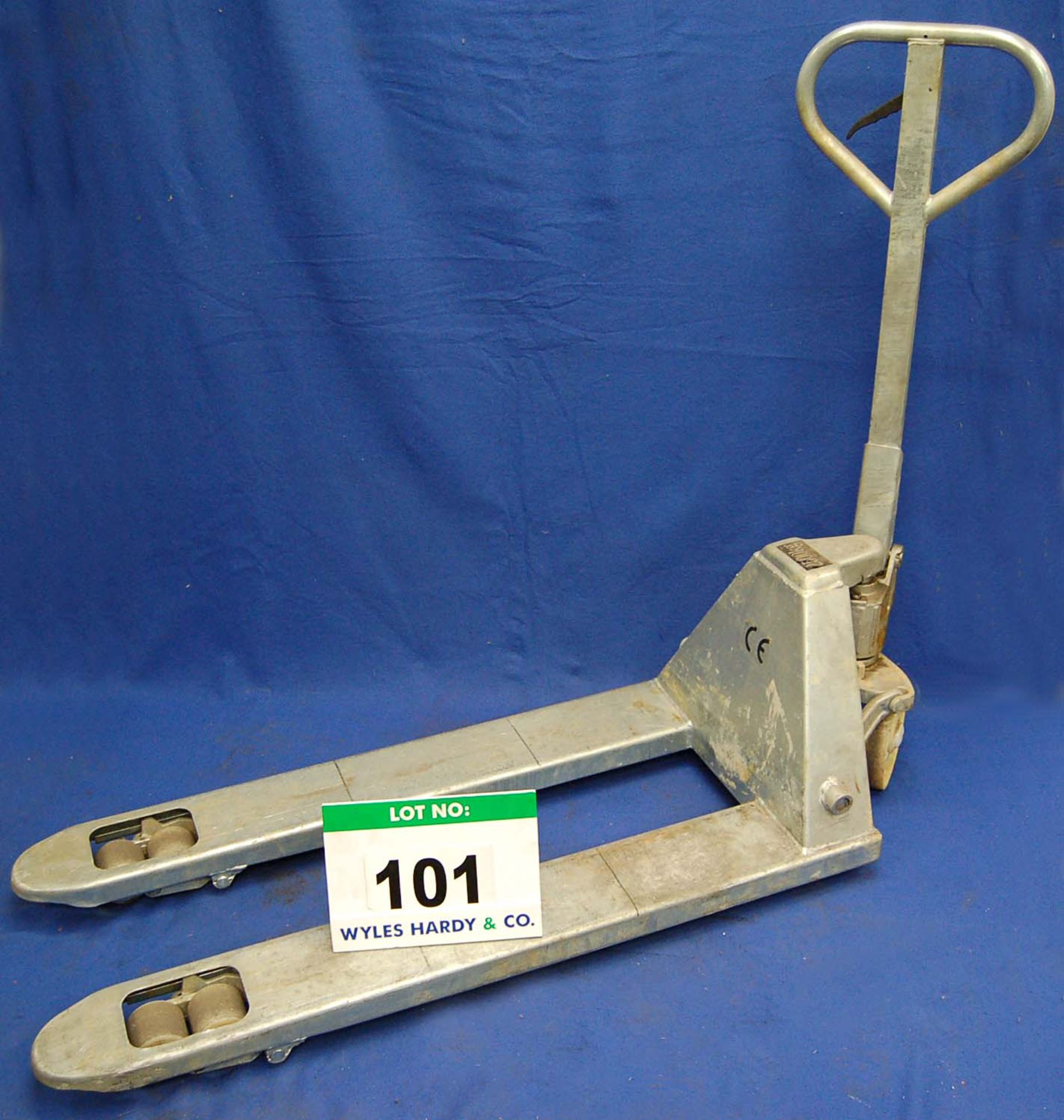 An Unbadged 2500Kg capacity Manual Hydraulic Pallet Truck