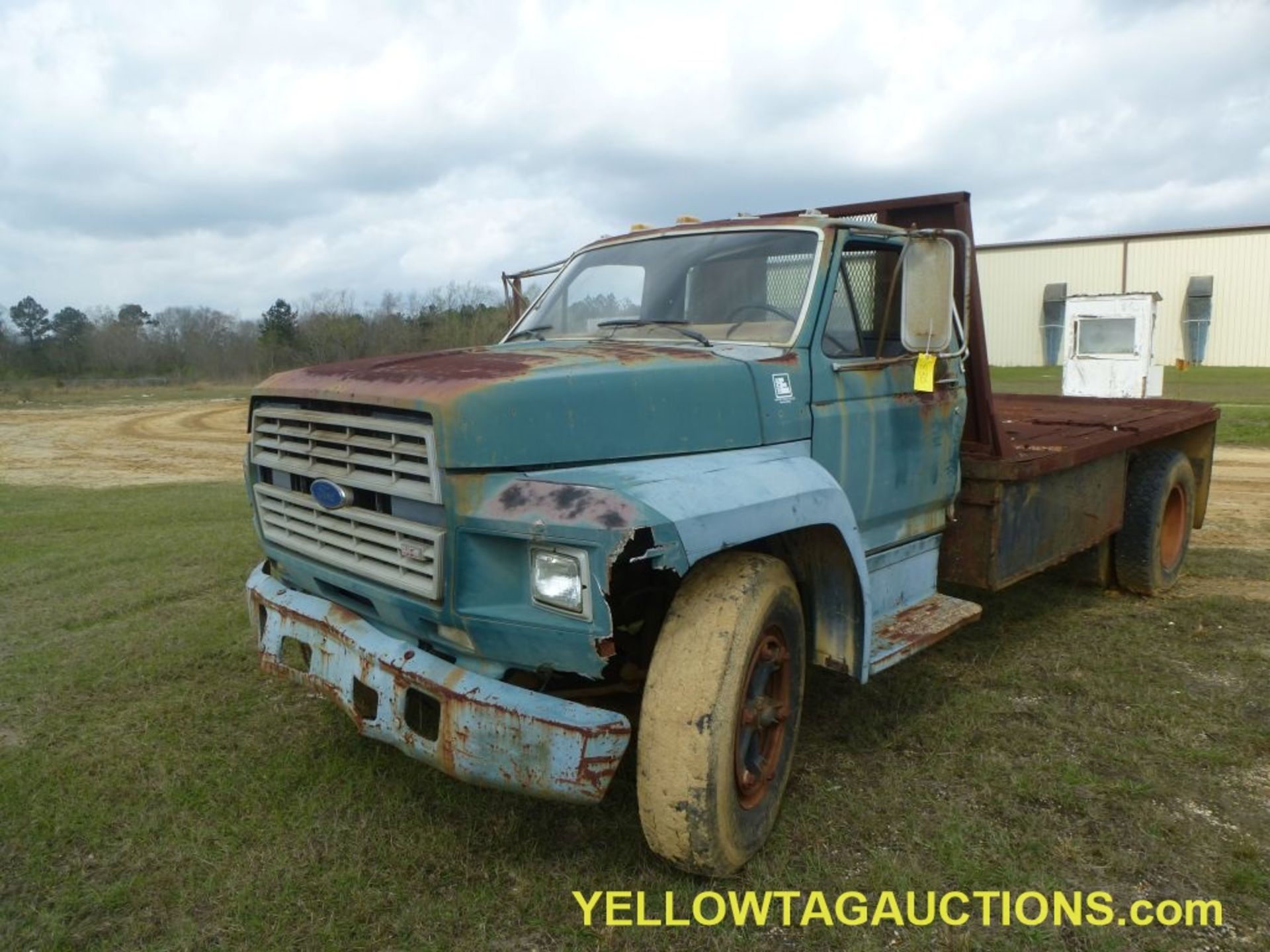 1986 Ford F60|VIN #1FDNF60H8GVA38405; Bed: 12' x 90"; *Doesn't Run; *Can't Open Door or Hood; Not