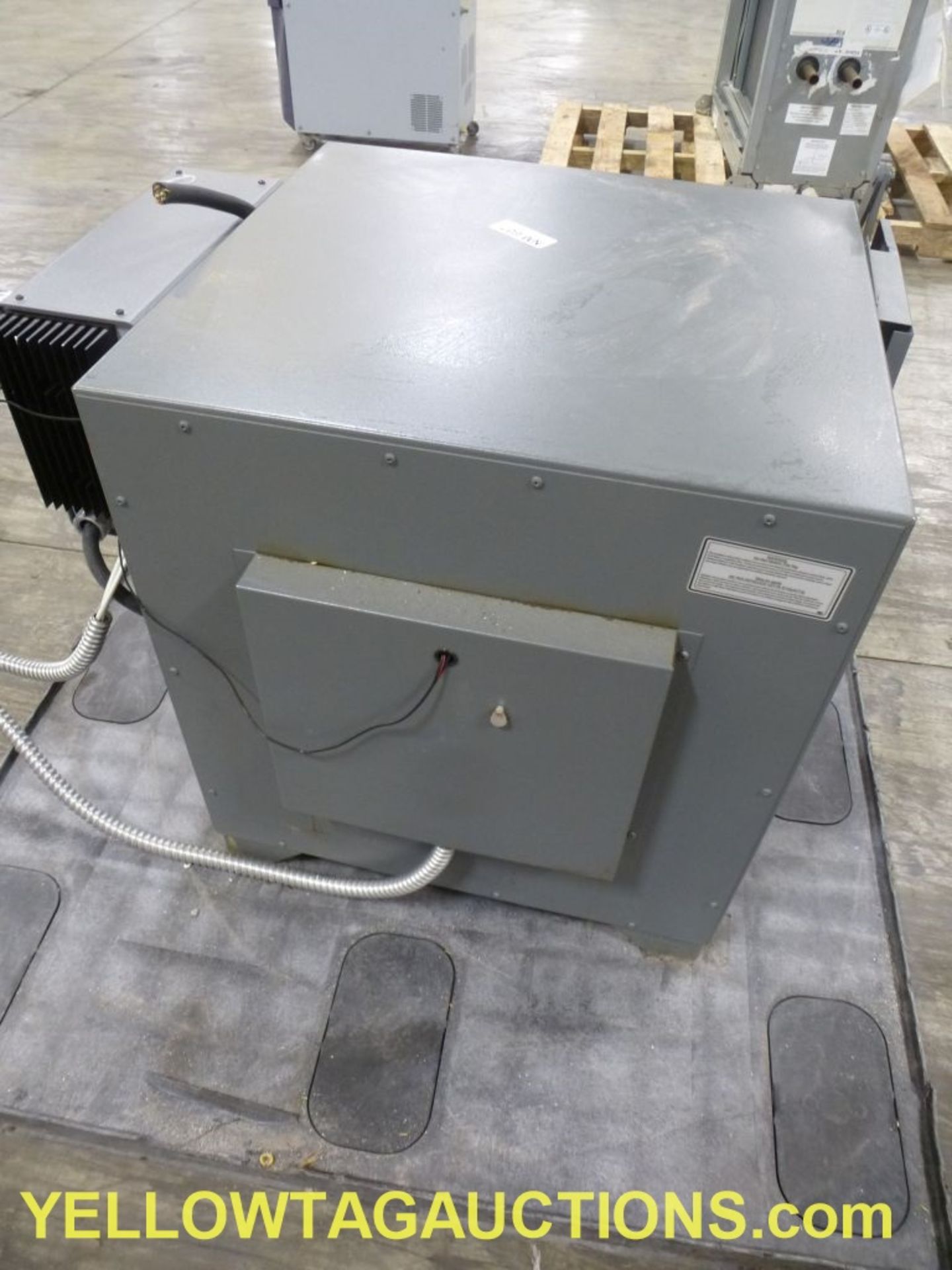 Thermolyne Oven|Model No. FA1730; 240V; 24A; 5,800 W; 1-Phase|Lot Loading Fee: $5.00 - Image 7 of 8