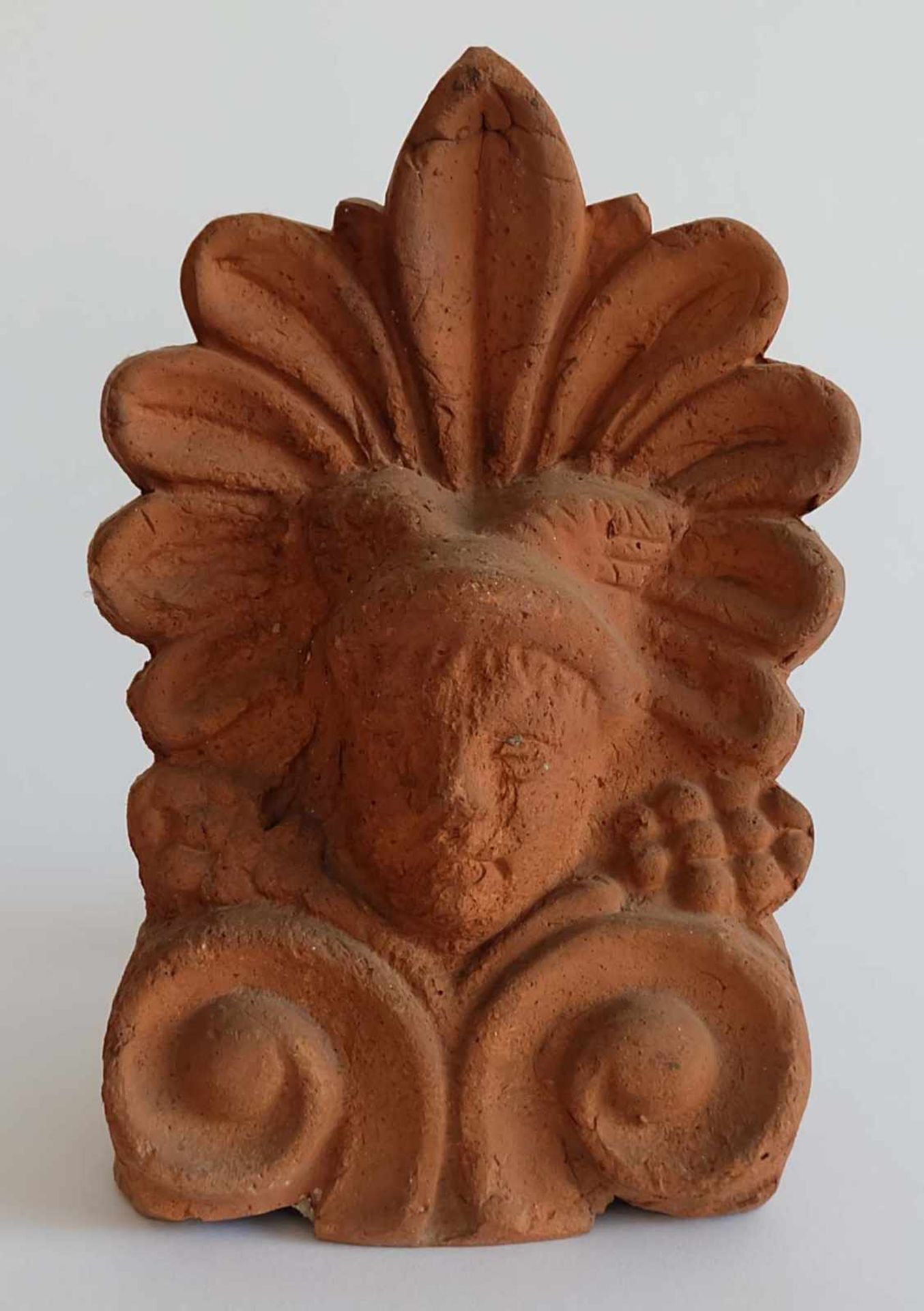 ANTEFIX/ AKROKERAMO, Griechenland, 19.Jh., Terracotta, Hermeskopf mit Palmette, 23 x 12,5 cm