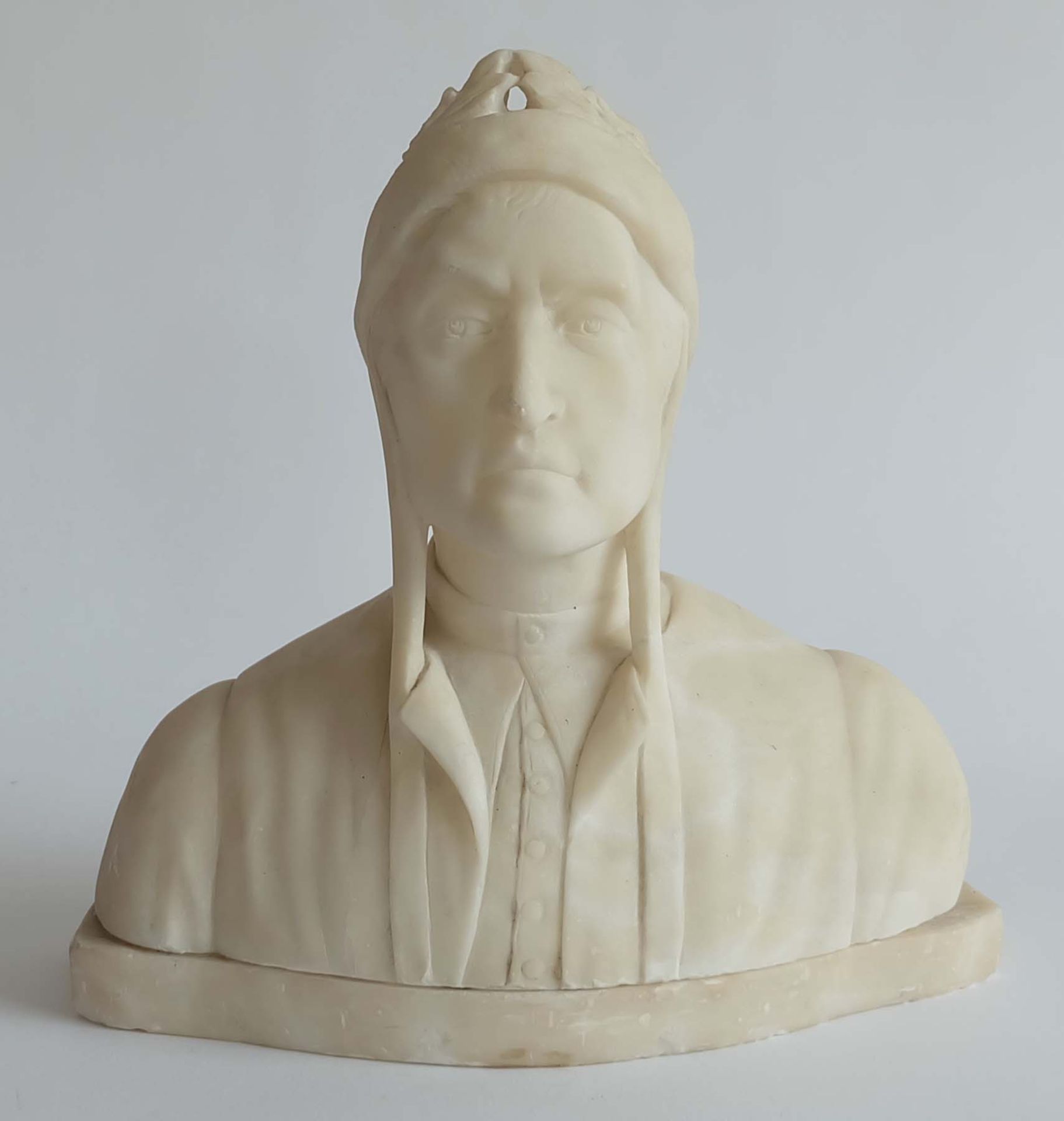 BÜSTE, Alabaster, um 1900, Dante Aligheri, 24,5 x 25 cm, rückseitig Mütze beschädigt, Gesicht