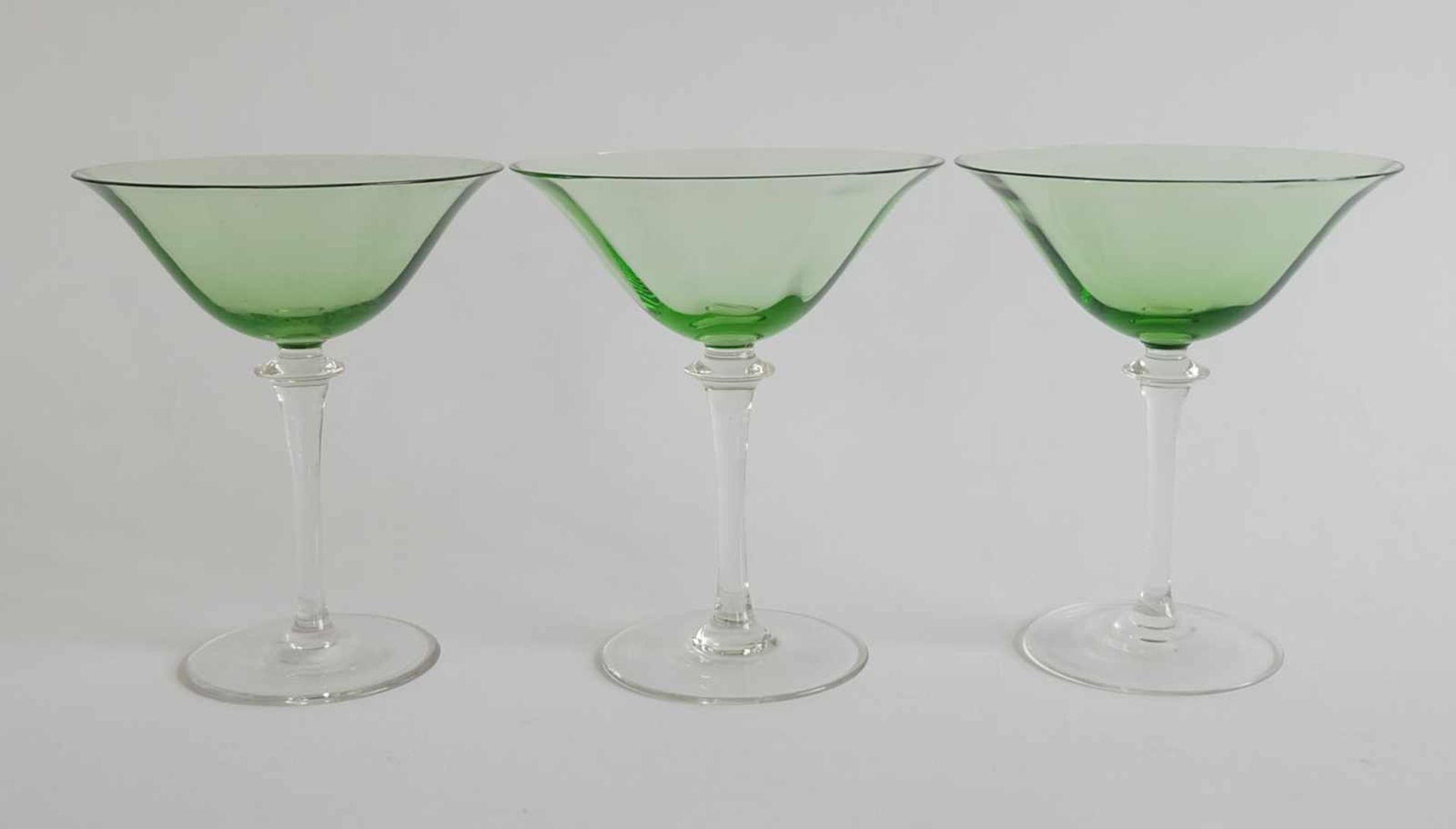 CHAMPAGNERSCHALEN, Satz von 3, Jugendstil-Epoche, Glas, Scheibenfuß, Stielende mit Scheibe, maigrüne