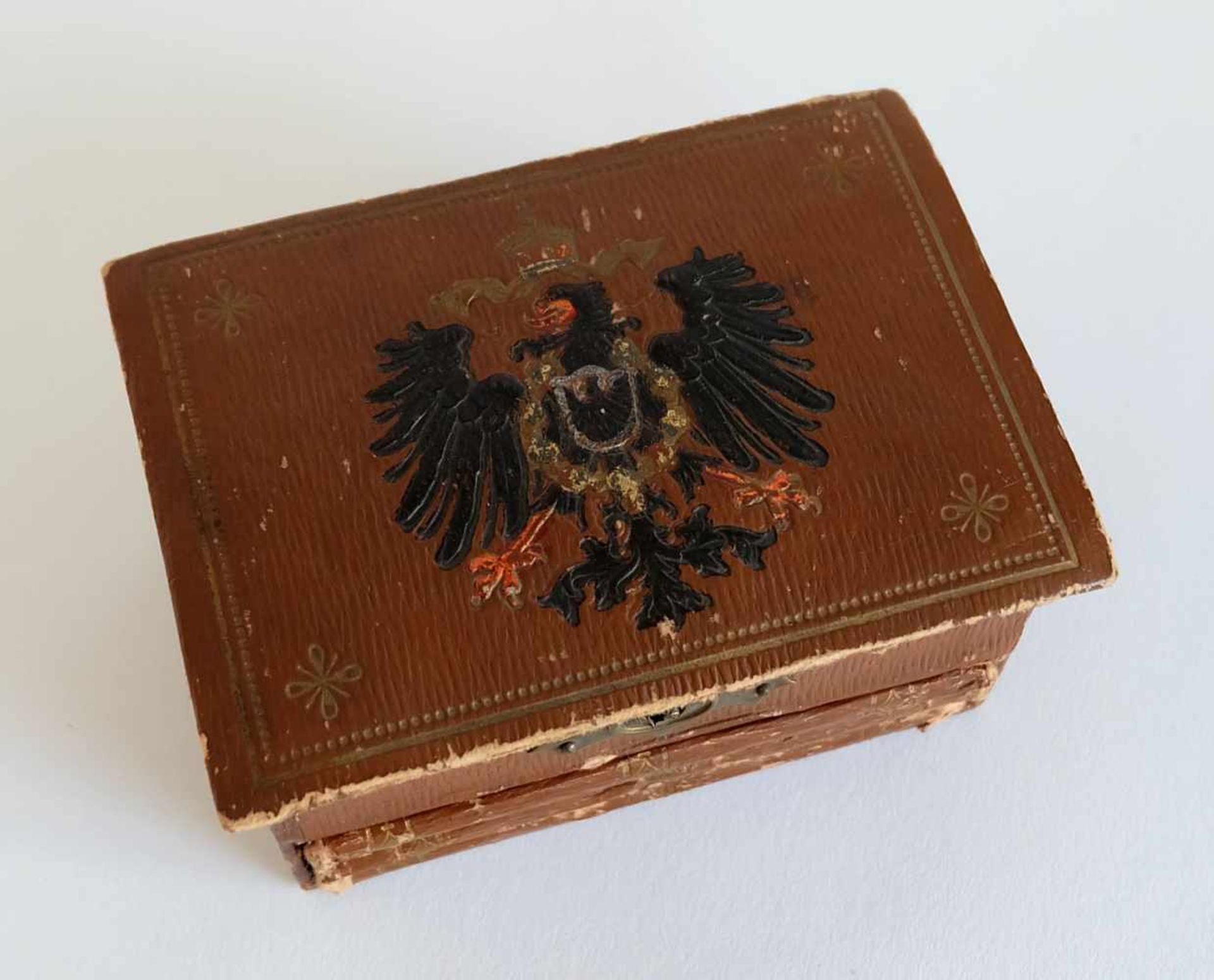 MINIATURSPARDOSE/ SPIELZEUGKASSE, Deutsches Reich, bis 1918, Karton, im Klappdeckel geprägt