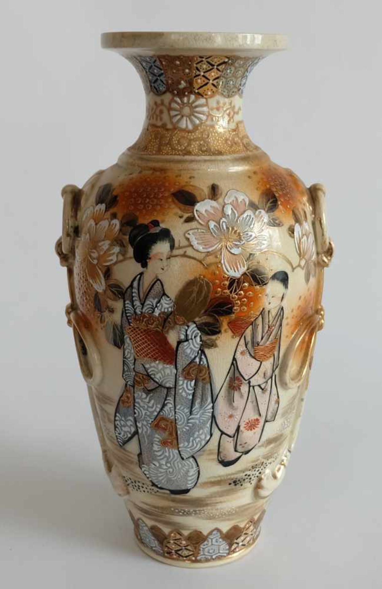 BALUSTERVASE, Japan, Keramik, polychrom, in der Wadudng Genreszenen, seitlich angedeuteter Ringgriff