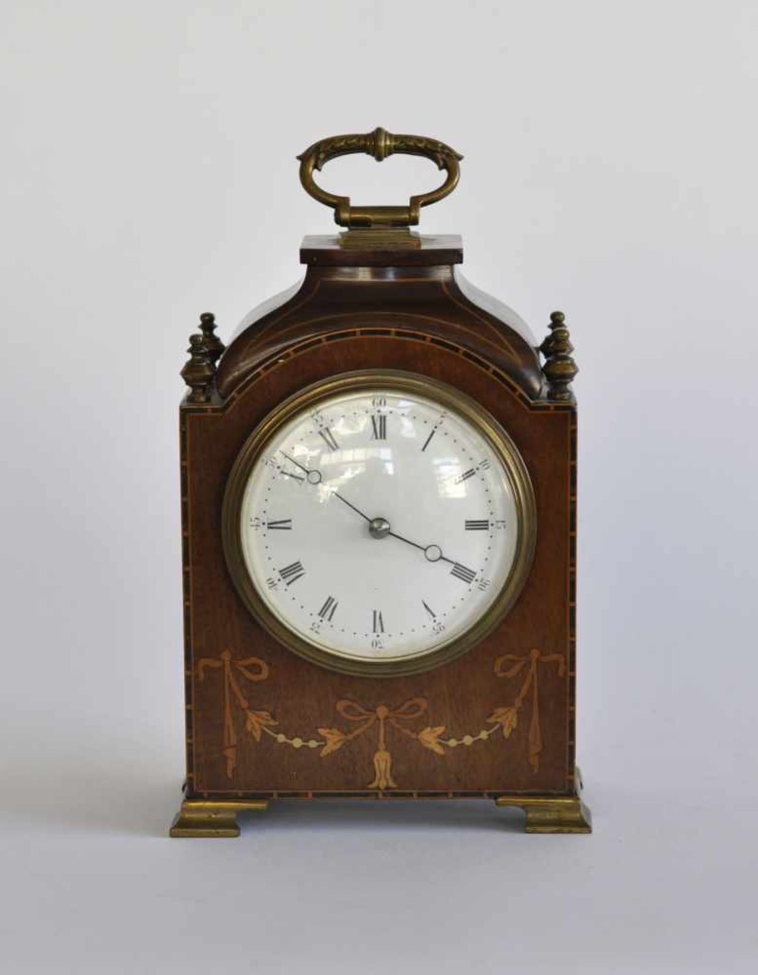 BRACKET CLOCK/ KAMINUHR, Manufaktur B.T.G, 1920er-Jahre, Holzgehäuse, verschiedene Hölzer, in der