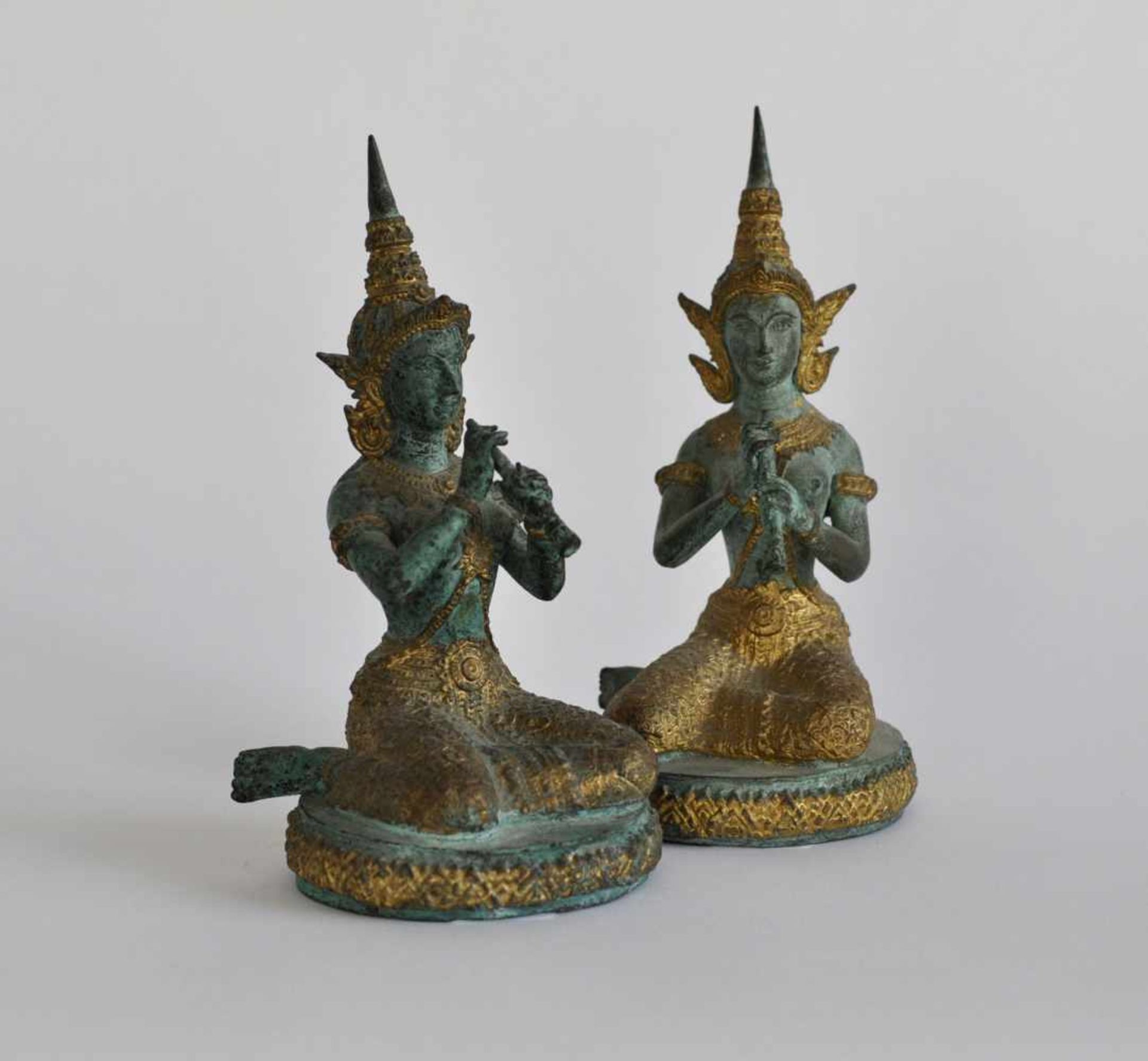 PAAR SKULPTUREN, Thailand, Bronze, grün patiniert, teilvergoldet, Tempelmusikerinnen, H je 17 cm