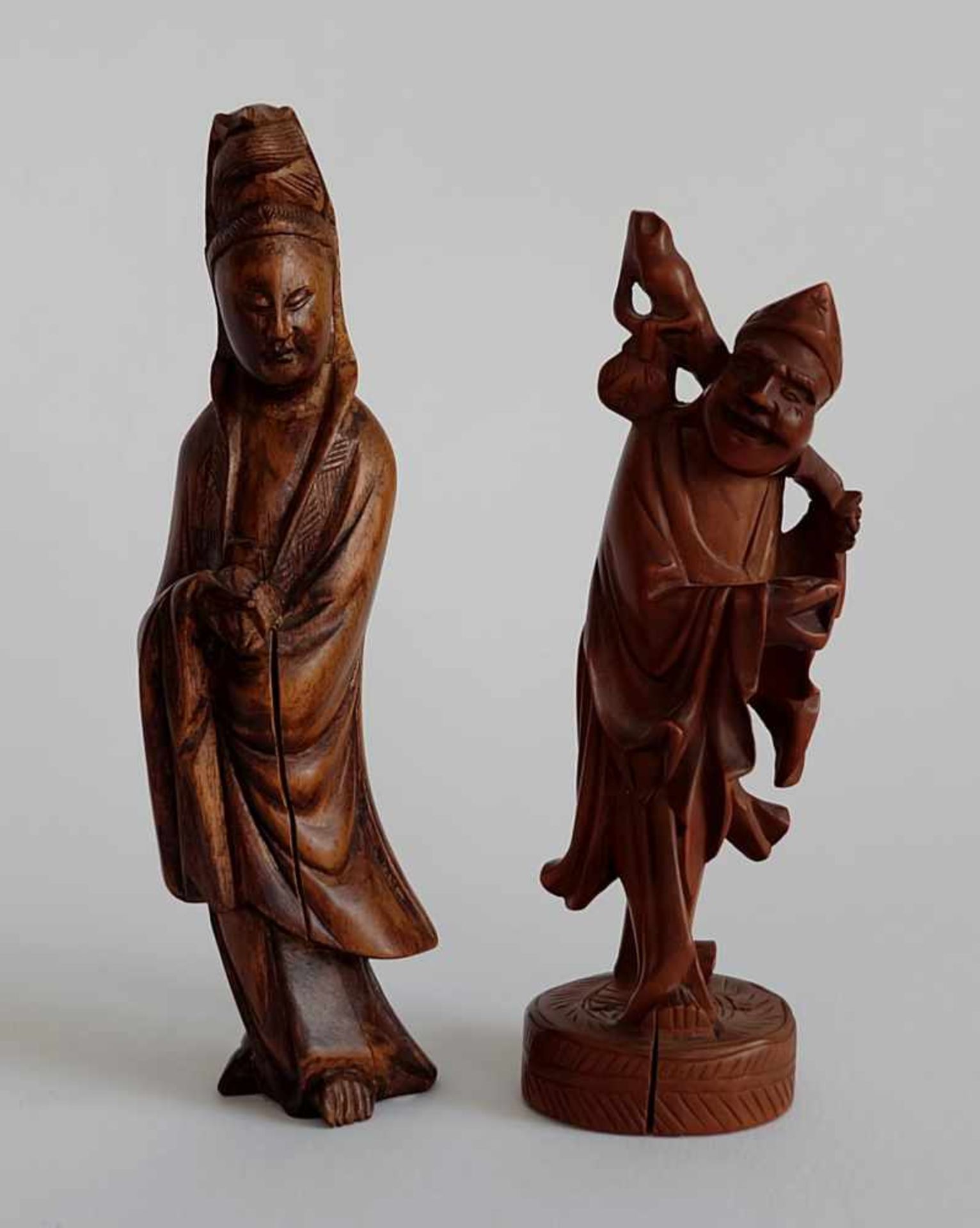 FIGUREN, Konvolut von 2, China, Holz, geschnitzt, Guanyin, stehend, H 15 und Gelehrter auf Sockel, H