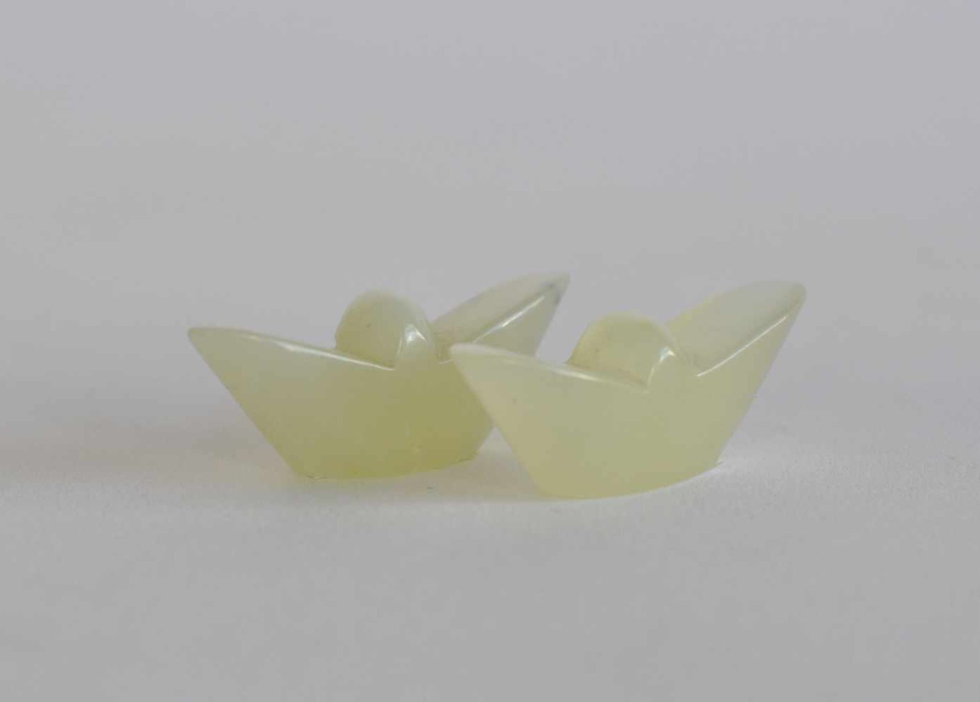 PAAR STÄBCHENHALTER, China, Jade, geschnitzt, Bootsform, 1,8 x 5 cm