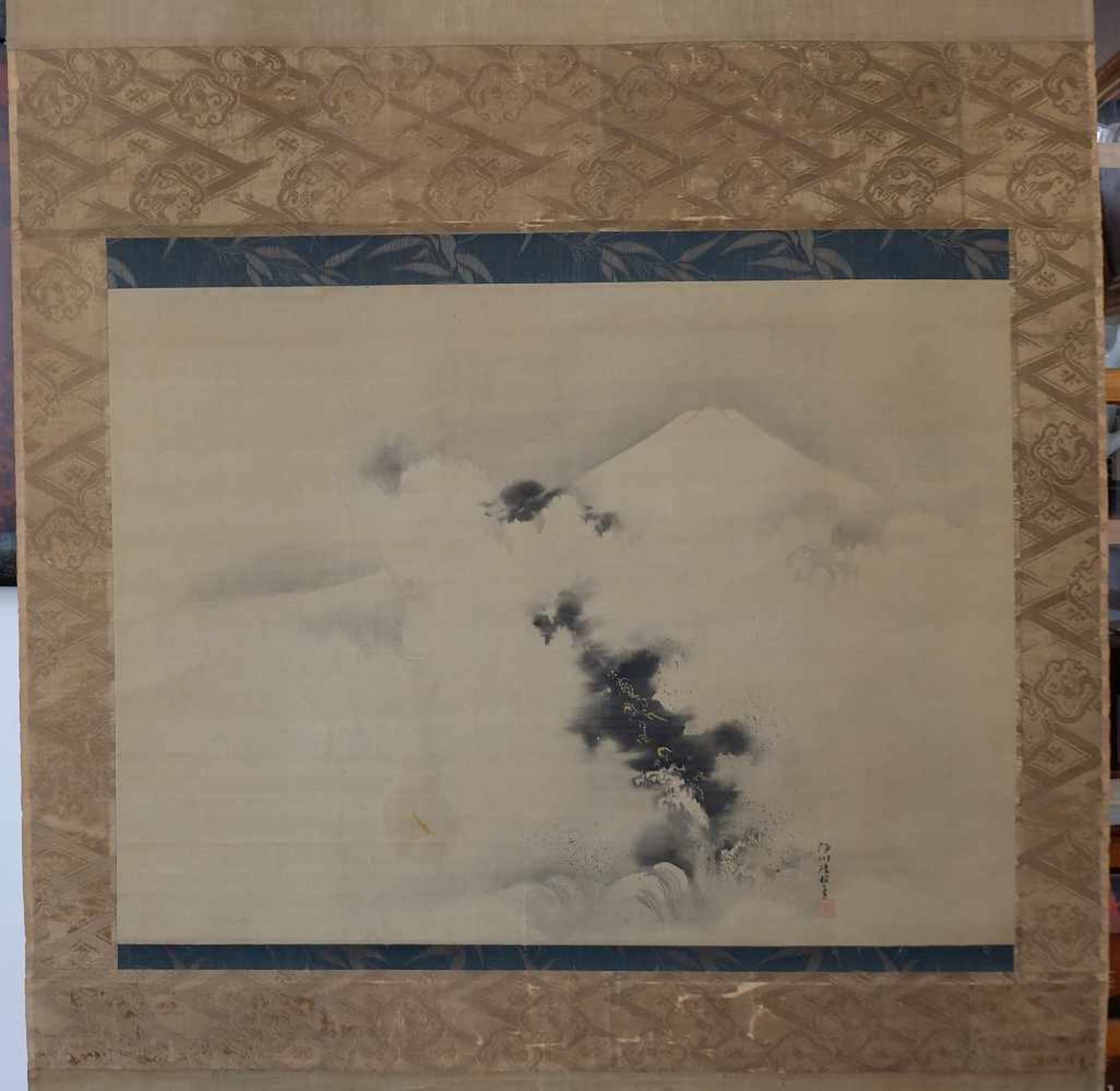 ROLLBILD/ KAKEMONO, Japanischer Meister, 19./ 20.Jh., Tusche/ Seide, Rauch- und Wolkenentwicklung - Bild 5 aus 5