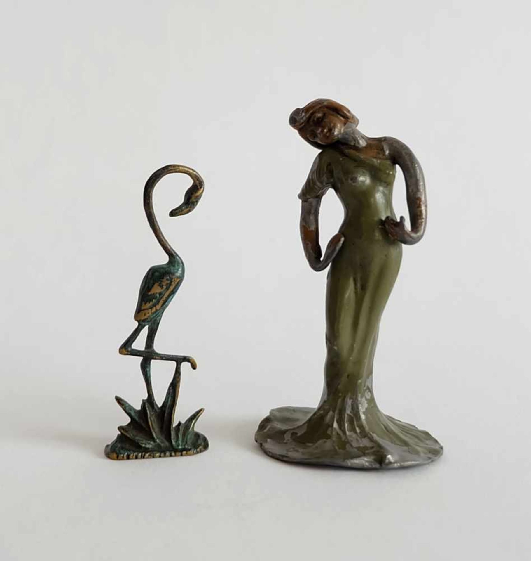 GLUTÖTER/ WIENER BRONZE, Art Deco-Epoche, Flamingo, grünlich patiniert, berieben, H 7,5 cm und