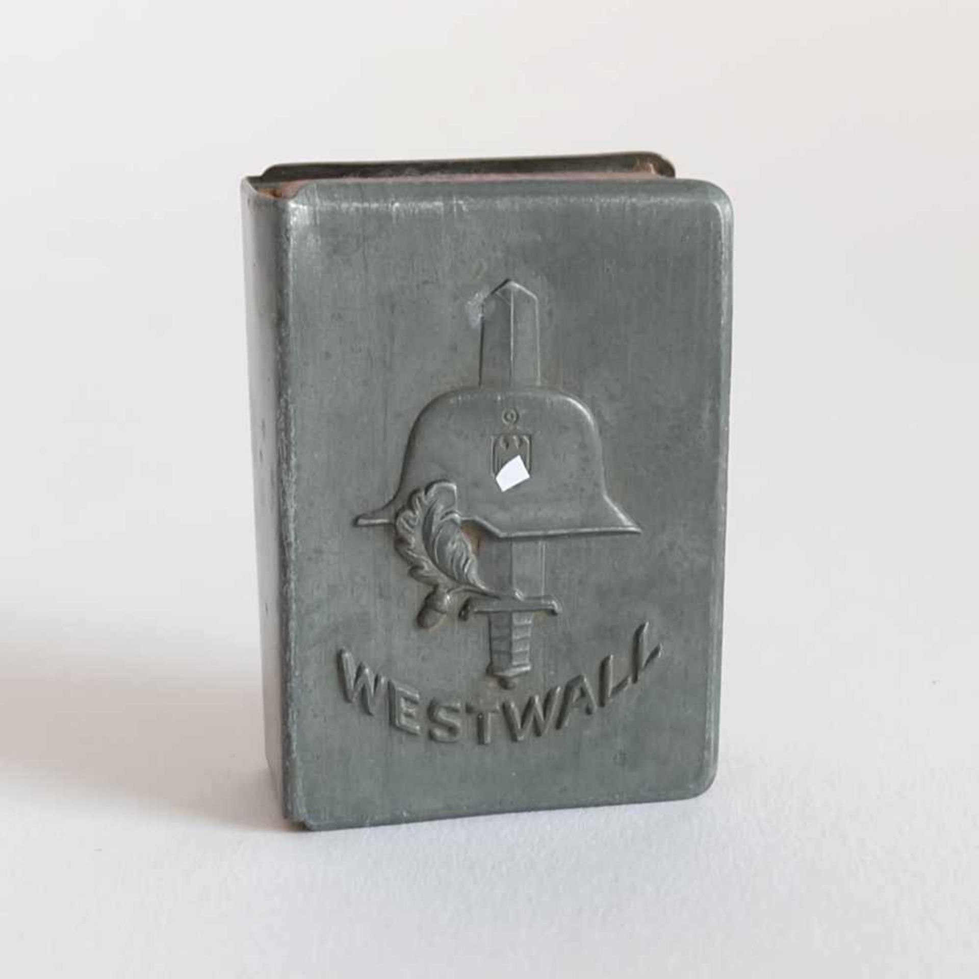 STREICHHOLZSCHACHTELHALTER, "Westwall", DR, 1939-45, Zinn, Relief Stahlhelm mit Schwert, Eichenlaub
