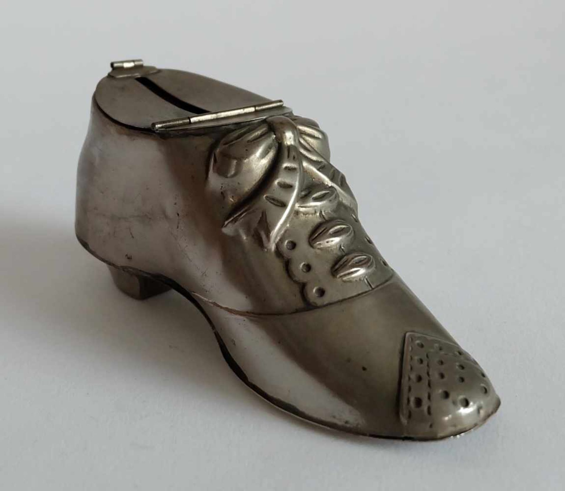 SPARDOSE, Historismus-Epoche, Messingblech vernickelt, Herrenschuh mit geprägter Schleife,