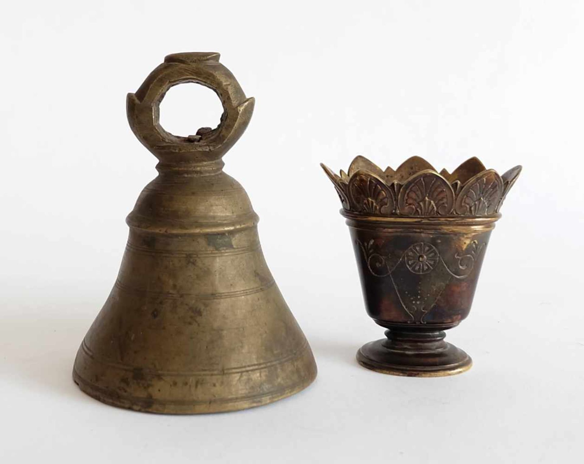 TÜRGLOCKE, 18.(?)/ 19. Jh., Bronze, mehrfach gerillt, H 14 cm und Vase, Frankreich, 19. Jh.,