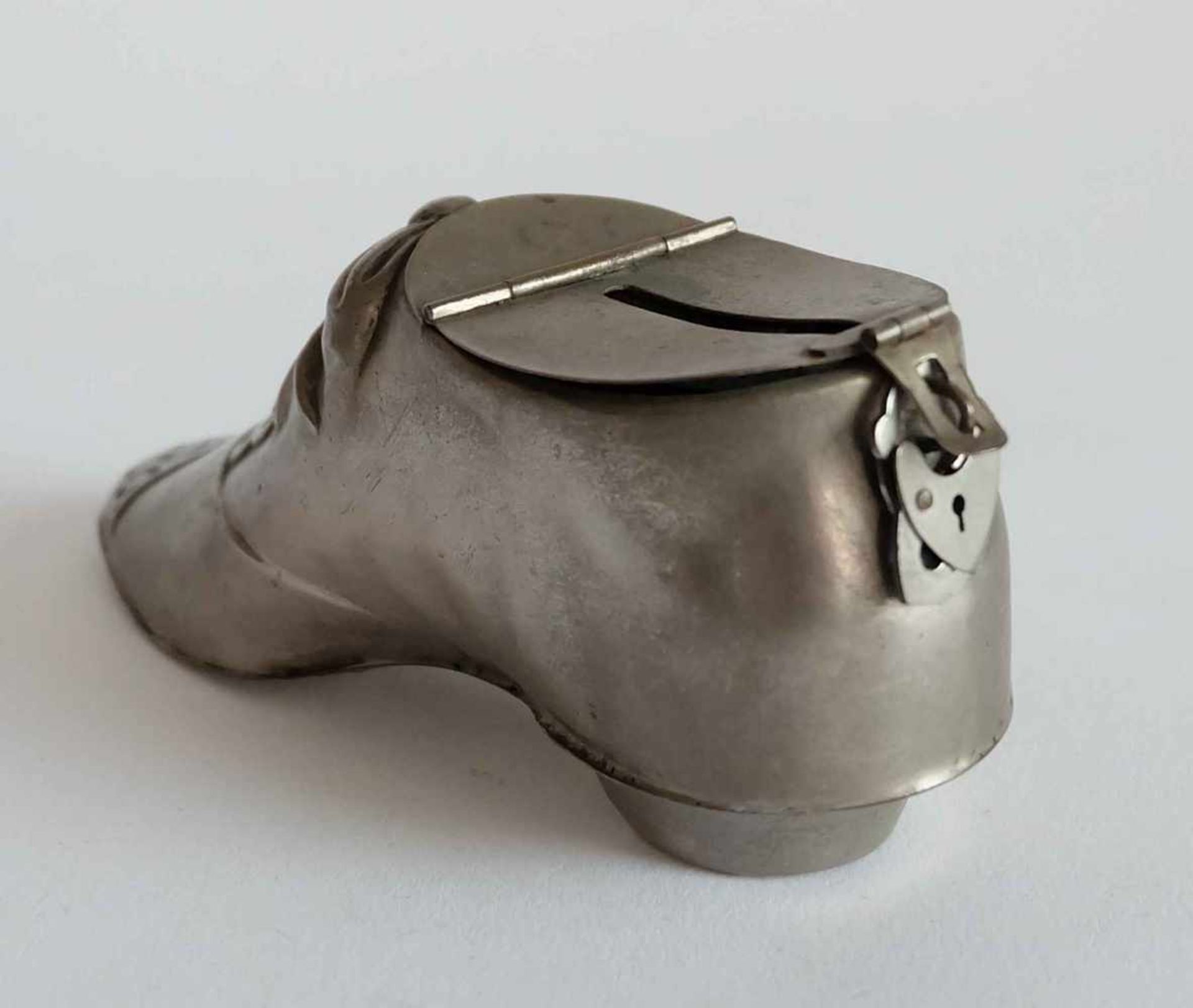 SPARDOSE, Historismus-Epoche, Messingblech vernickelt, Herrenschuh mit geprägter Schleife, - Bild 2 aus 2