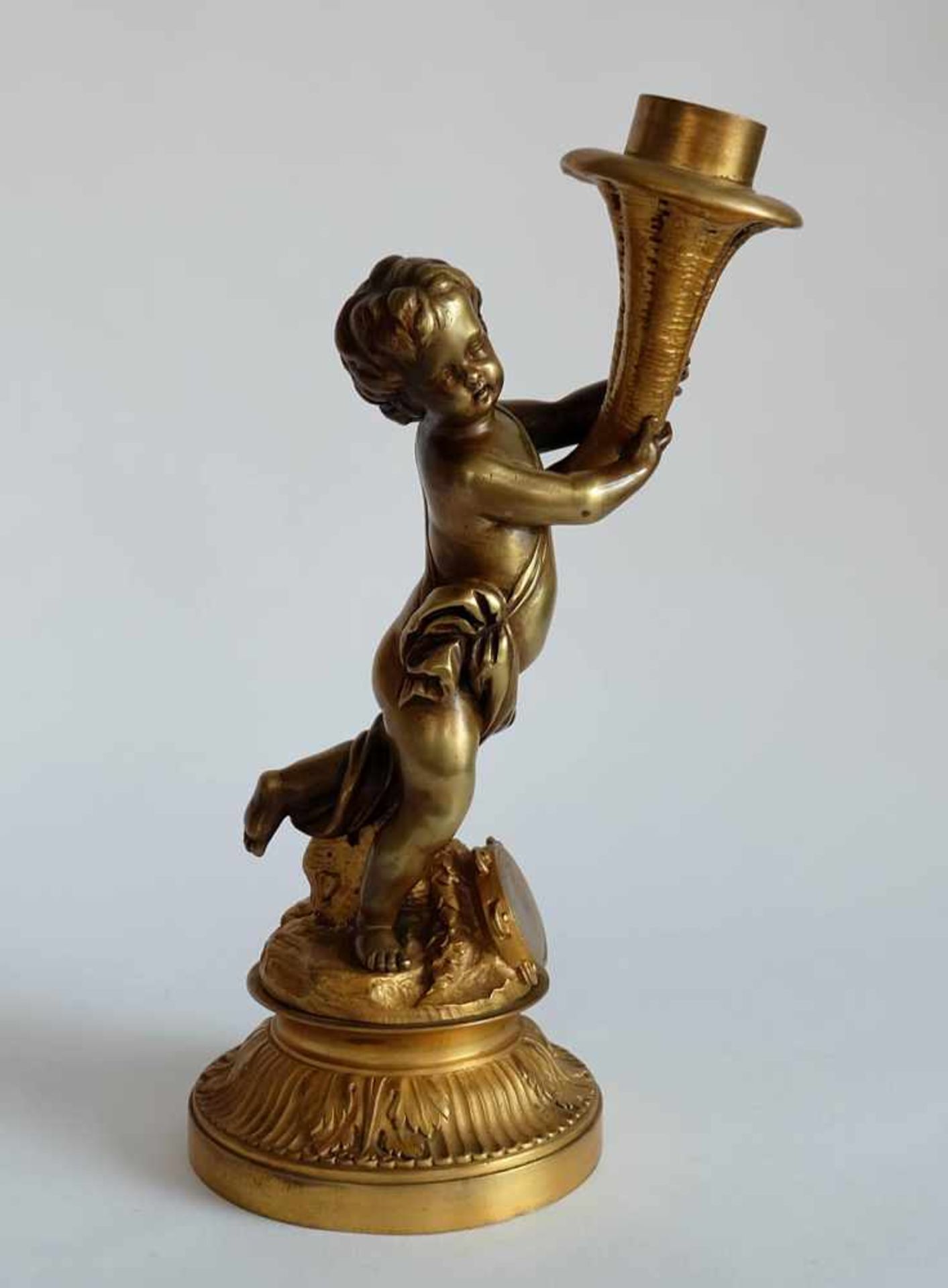 LAMPENFUß, Frankreich, um 1900, Bronze, feuervergoldet bzw. patiniert, Putto Füllhorn tragend, auf