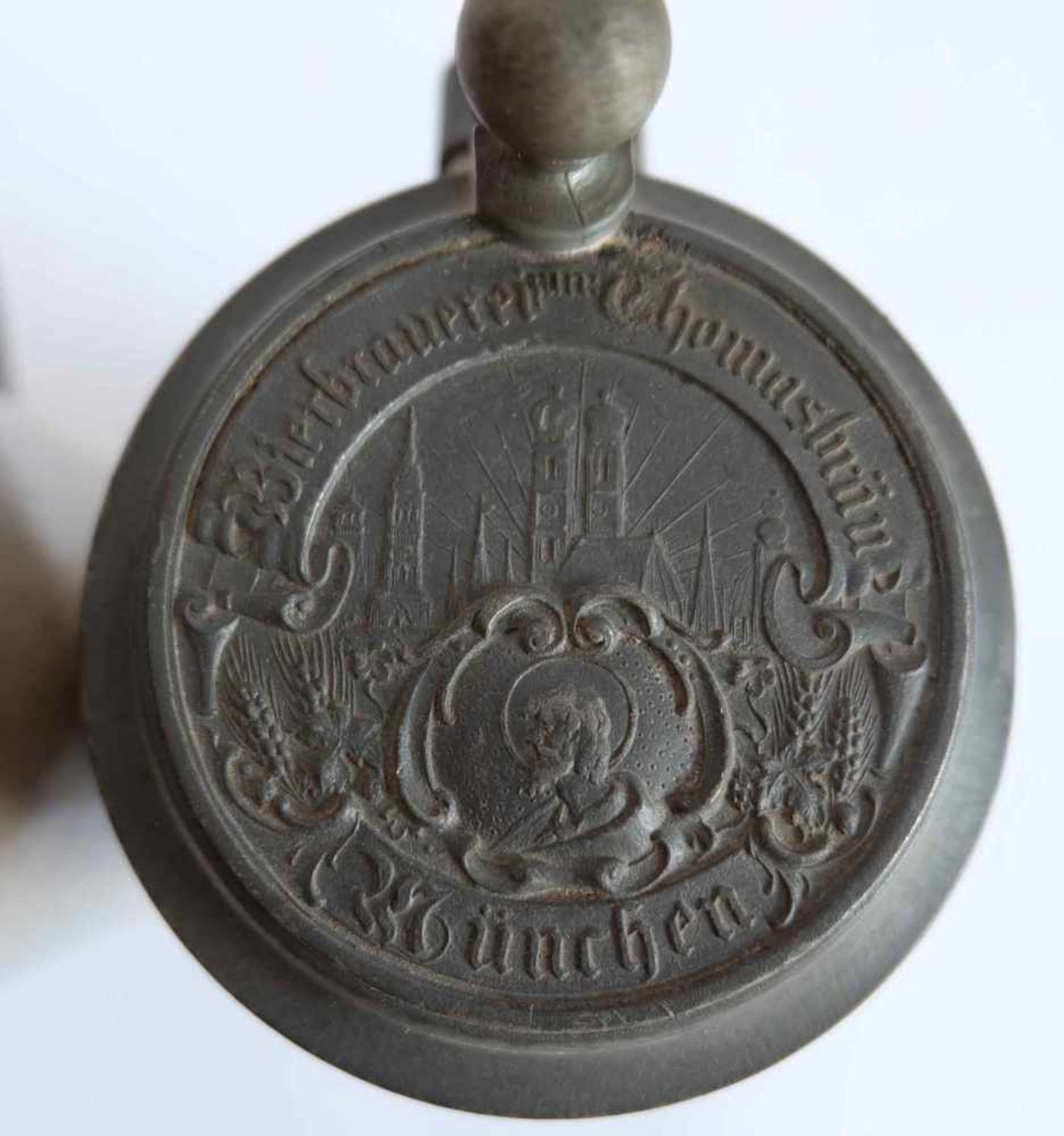 BIERKRÜGE/ HUMPEN, Konvolut von 4, um 1900, München, Zinnklappdeckel mit Daumendrücker, dort je - Bild 4 aus 4