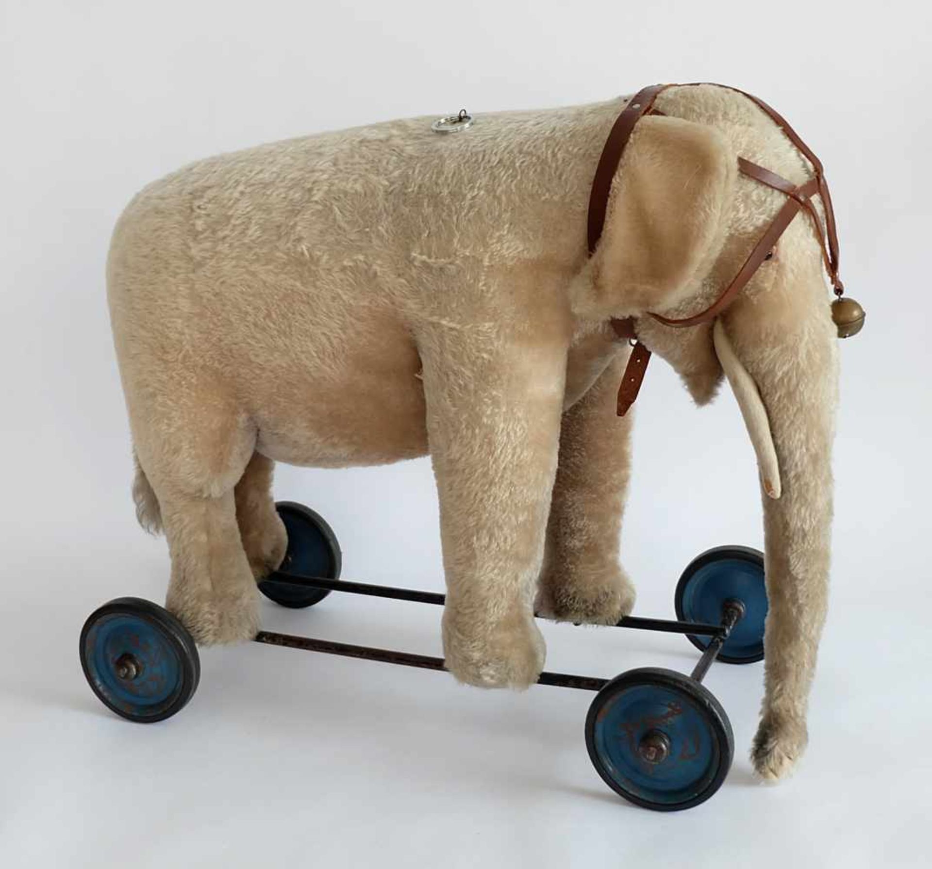 KINDERREITELEFANT, Manufaktur Steiff/ Giengen 1947-52, Mohair, Kopfgeschirr aus Leder mit Glocke,