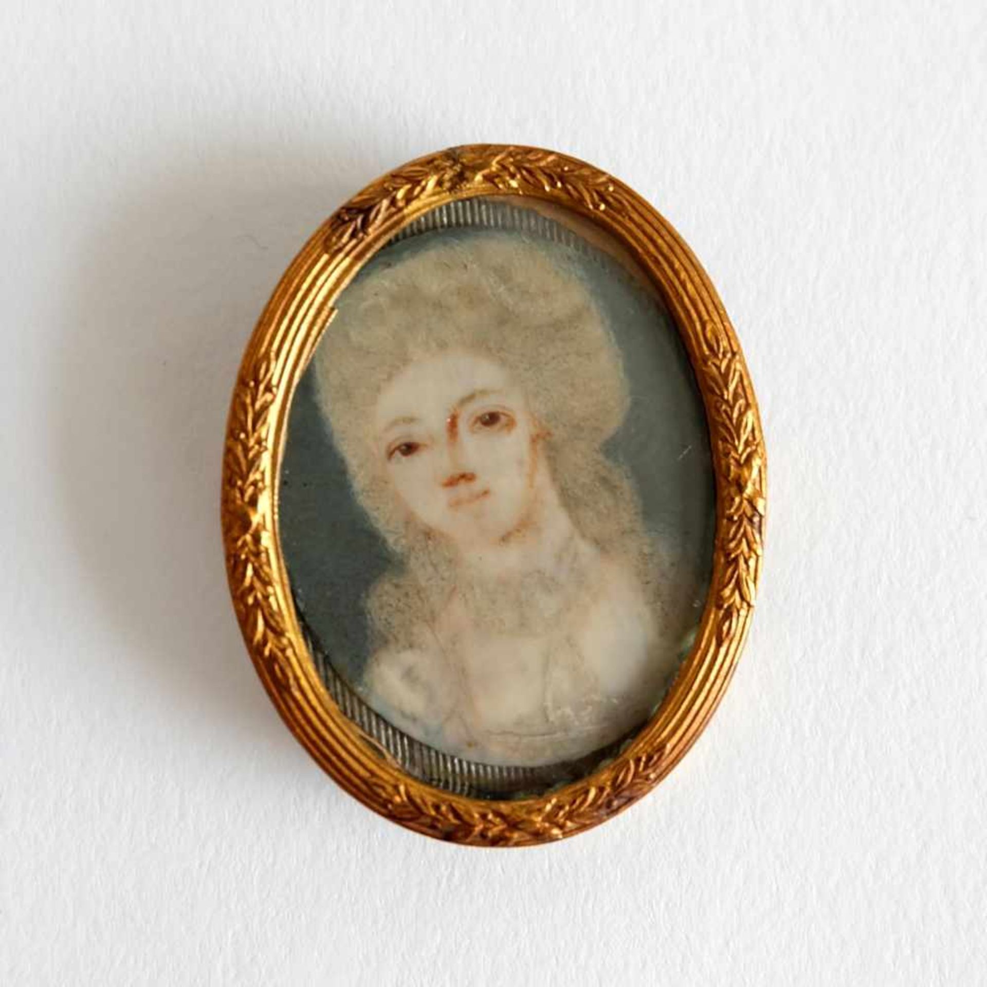ELFENBEINMINIATUR, 18.Jh., Rokoko-Epoche, ovale Form, Brustportrait einer jungen Frau mit Perücke,