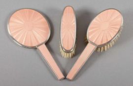 TOILETTE-SET, 3tlg., bestehend aus zwei Bürsten und einem Spiegel, Metall, guillochiert,