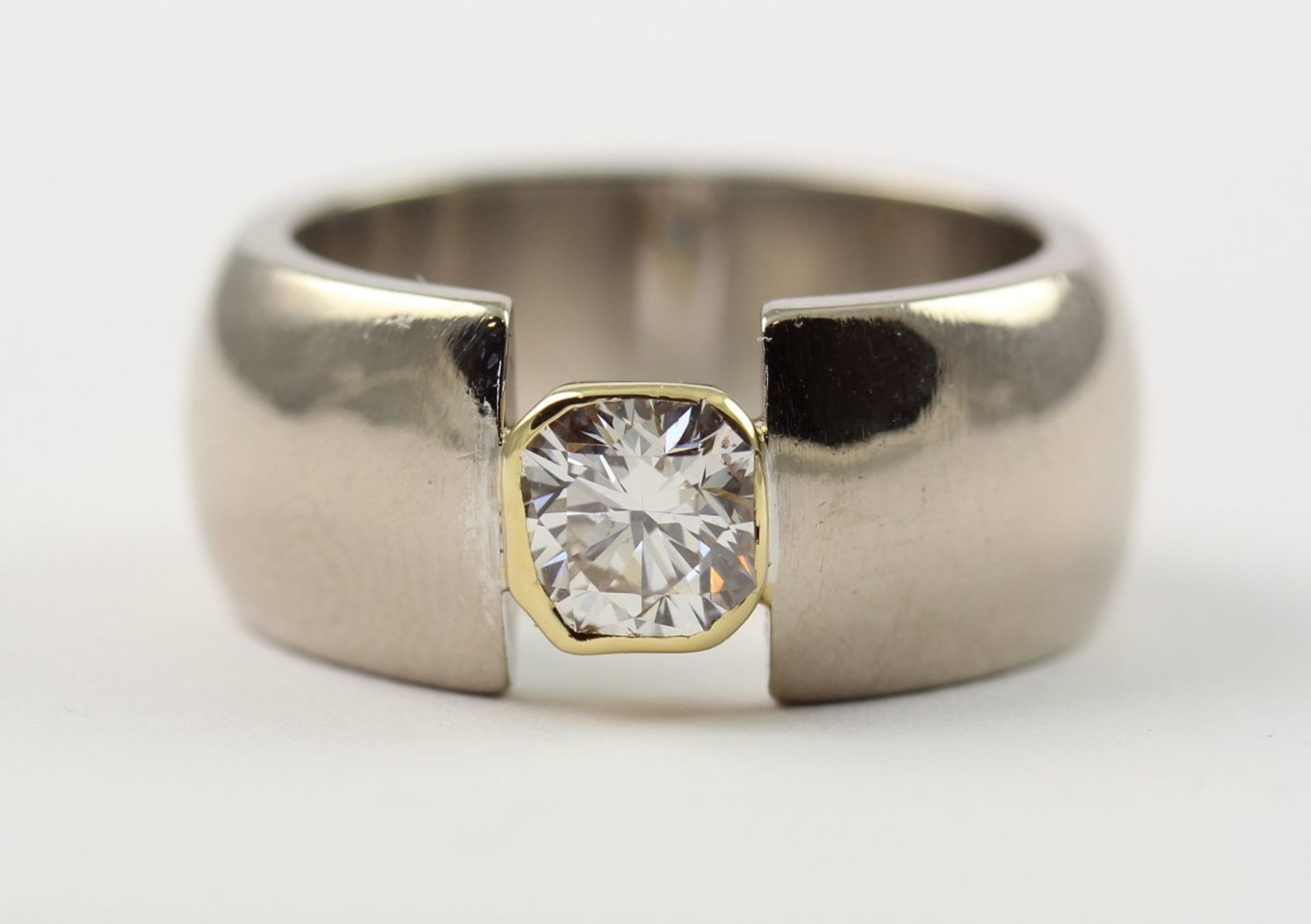 SOLITÄRRING, 750/ooo Weißgold, besetzt mit einem Diamant von ca. 1,03 ct., w - vvs, 23,2g, - Image 2 of 2