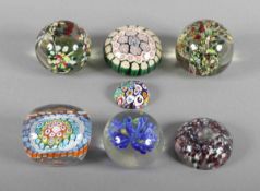 KONVOLUT VON SIEBEN PAPERWEIGHT, farbloses Glas, polychrome Einschmelzungen und Murrinen, Dm bis 8,