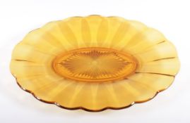 GROSSE ART DECO-PLATTE, farbloses Glas, amberfarben getönt, beschliffen, L 42, sign., VAL SAINT