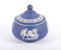 DECKELDOSE, Jasperware, antikisierende Reliefszenen auf blauem Fond, H 10,5, WEDGWOOD, um 1900