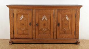 SIDEBOARD, Eiche, teilw. intarsiert, dreitüriger Korpus, rest. und erg., H 108, T 50, L 200,