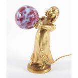 TISCHLAMPE "MÄDCHEN MIT BALL", Bronze, vergoldet, Glasschirm hellblau getönt mit weinroten