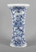 VASE, Fayence, glasiert, blau bemalt, min.besch., H 26, DELFT, 17./18.Jh.