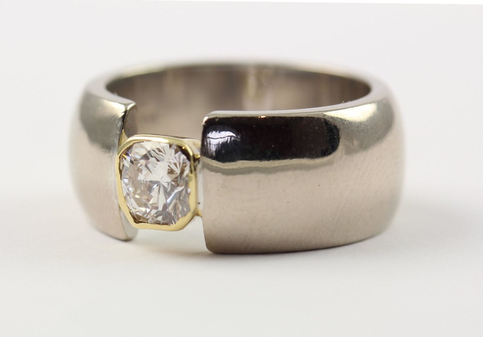 SOLITÄRRING, 750/ooo Weißgold, besetzt mit einem Diamant von ca. 1,03 ct., w - vvs, 23,2g,