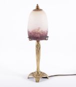 ART DECO-TISCHLAMPE, Bronze, Glasschirm mit violetten und roséfarbenen Pulvereinschmelzungen, H 35,