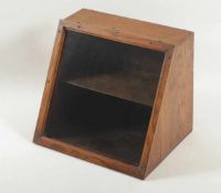 KLEINE SCHAUVITRINE, Eiche, Glas, H 33, B 38,5, T 30, min.besch., 19.Jh.