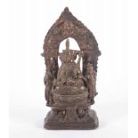 PADMASAMBHAVA, Bronze, der Guru Rinpoche thront auf einem Lotos, zu seinen Seiten je ein Adorant,