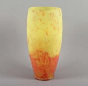 ART DECO-VASE, farbloses, satiniertes Glas, gelbe und orangefarbene Pulvereinschmelzungen, H 27,5,