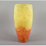 ART DECO-VASE, farbloses, satiniertes Glas, gelbe und orangefarbene Pulvereinschmelzungen, H 27,5,